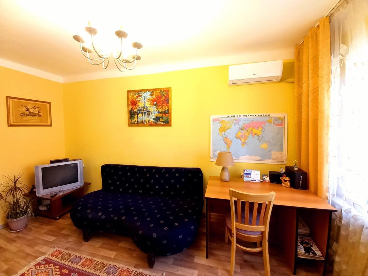 "В Центре Города" Квартира - "Downtown" Apartment Alma-Ata Exteriör bild